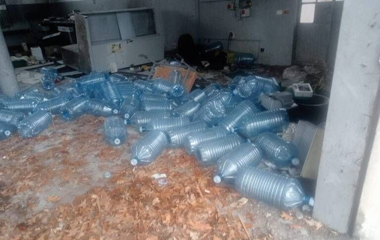 Boccioni abbandonati all’ex ospedale di Garbagnate: beccati dalle fototrappole, hanno dovuto ripulire Garbagnate boccioni acqua ospedale