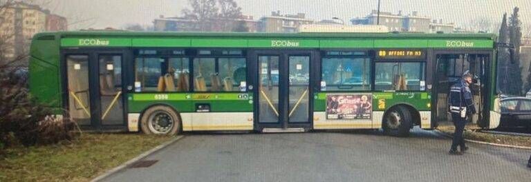 Novate autobus inversione incastrato