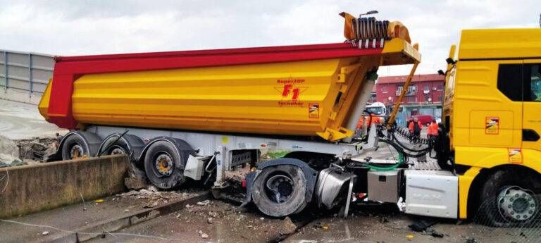 Novate camion muretto incastrato