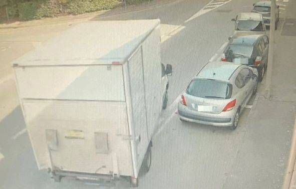 Novate, tampona 4 auto e scappa: incastrato dopo le indagini Novate tampona scappa incastrato