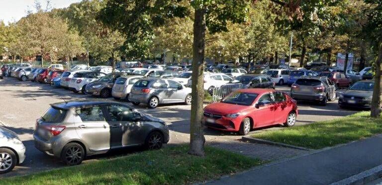 Più di metà auto da fuori provincia, arriva il disco orario nel grande parcheggio della piscina di Saronno saronno parcheggio auto