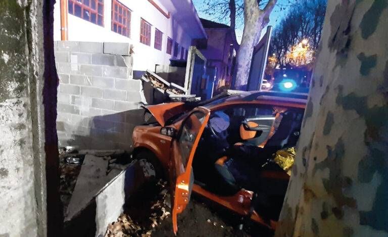 Senago sfonda muro auto