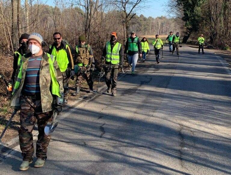 Metal detector nel Parco delle Groane a Cogliate, trovate armi e strumenti degli spacciatori Cogliate Metal detector