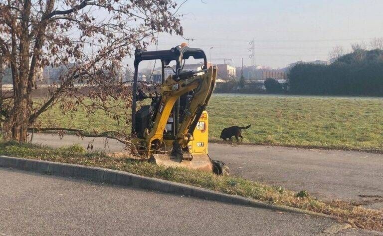 Baranzate escavatore abbandonato Carabinieri