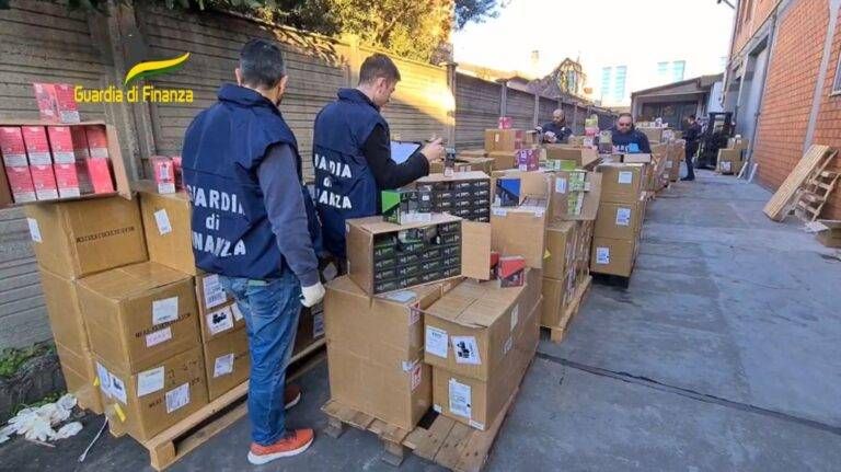 Sigarette elettroniche nocive vendute online, sequestrate 12 tonnellate rischio multe per gli acquirenti sigarette elettroniche nocive
