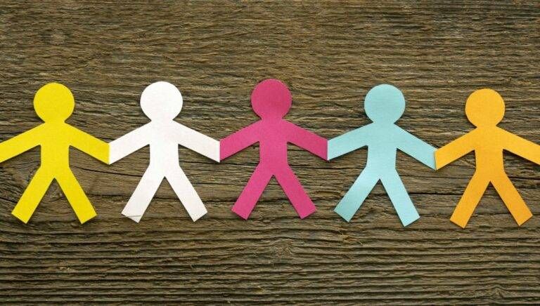 catena di origami di persone 768x436