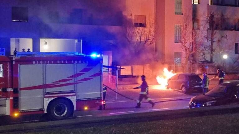 Paderno Dugnano, un’altra auto in fiamme: paura a Palazzolo paderno auto fiamme 768x432