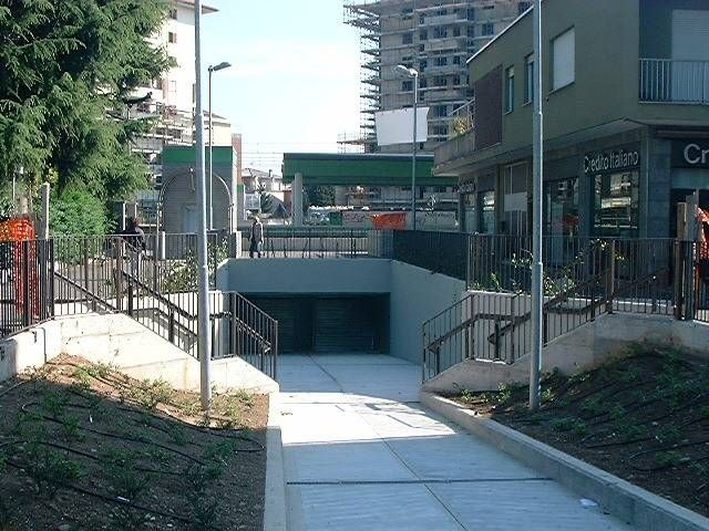 Giovane accoltellato alla schiena alla stazione di Bollate Centro stazione