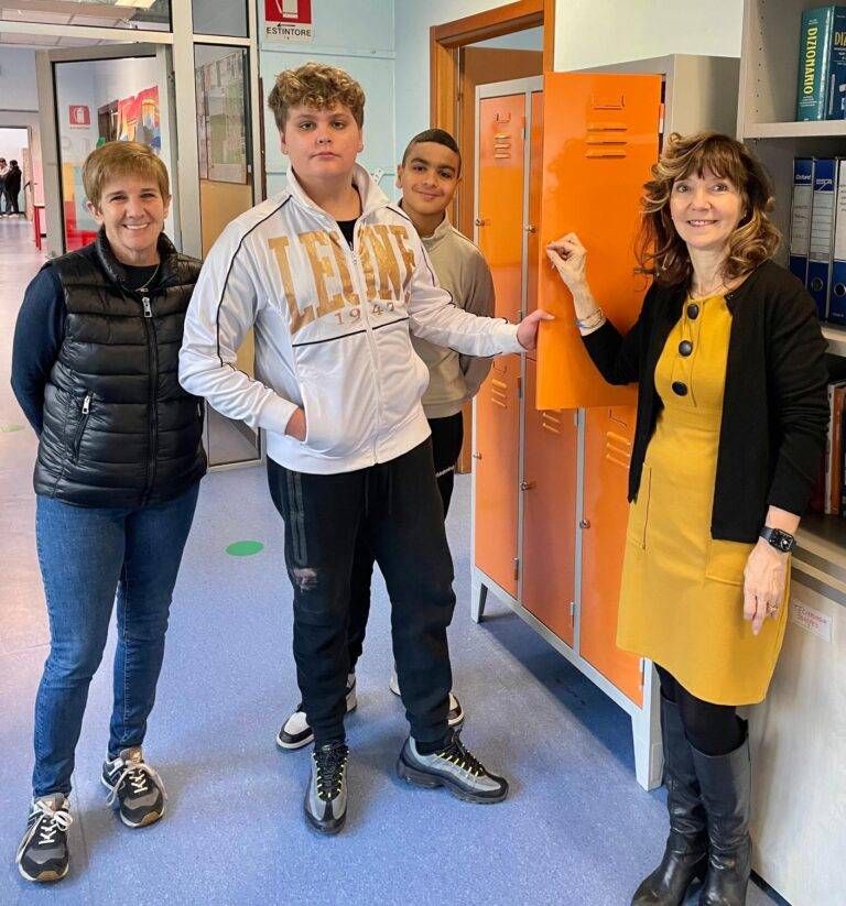 Bollate, la Scuola Montale adotta lo stile High School americano 11 Armadietti 768x823