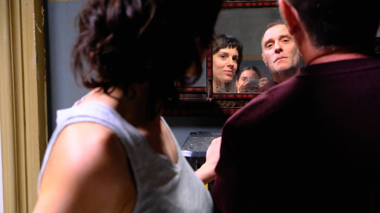 Chiara Martegiani e Valerio Mastandrea in una foto dal backstage della serie tv Antonia di Prime Video