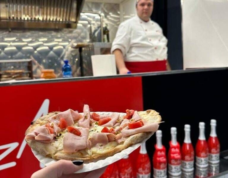 I ragazzi di PizzAut a Cesate con il loro truck food per far provare una pizza speciale Pizzaut cesate pizza