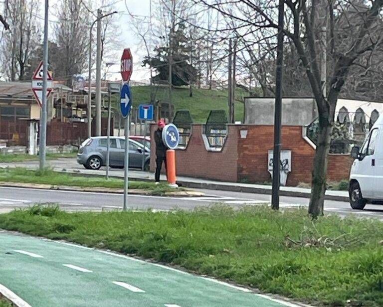 L’uomo di Novate Milanese che ogni giorno pulisce i cartelli sporcati dai vandali uomo pulisce cartelli novate