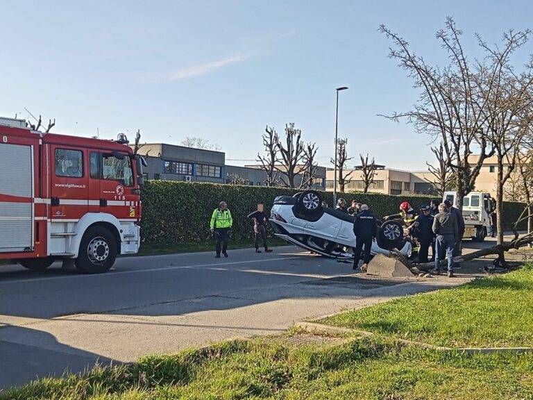 incidente rho auto ribaltata