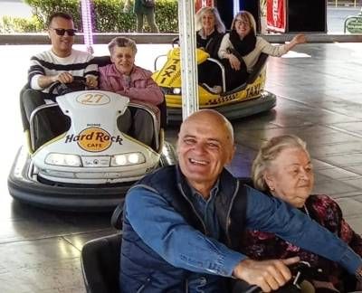 A Ceriano Laghetto, sindaco e assessori portano i nonni sulle giostre ceriano sindaco giostre