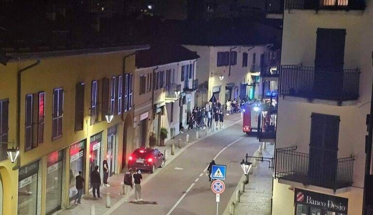 Garbagnate, cane incastrato su un balcone, salvato da un passante prima dell’arrivo dei Vigili del fuoco garbagnate cane balcone