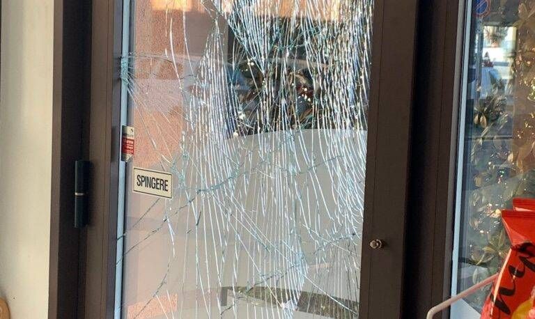 Spaccata al bar 768x458