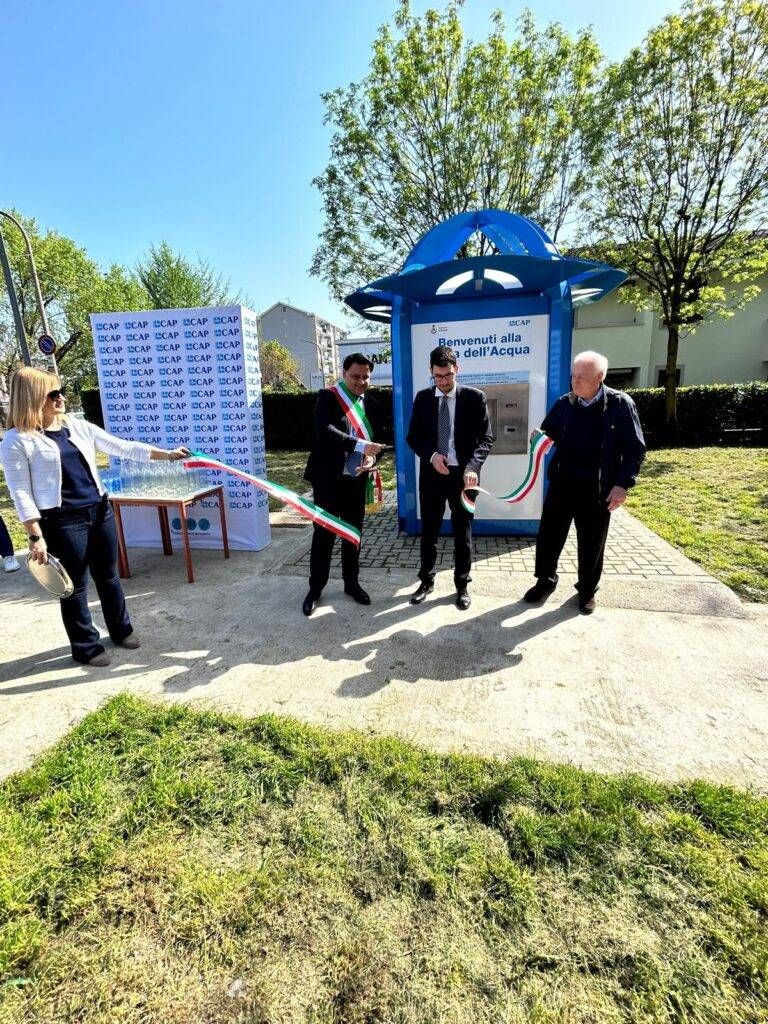 Bollate, inaugurata la terza Casa dell’Acqua in città Taglio nastro 2 768x1024
