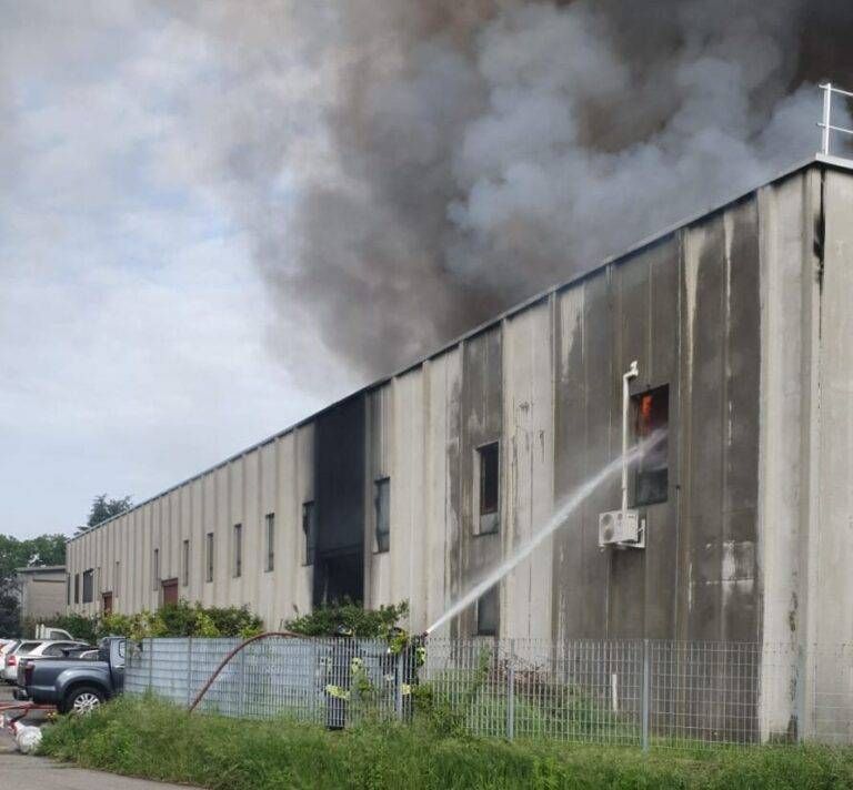Incendio in ditta, fumo visibile a distanza sulla Saronno-Monza e sulla Varesina incendio Saronno