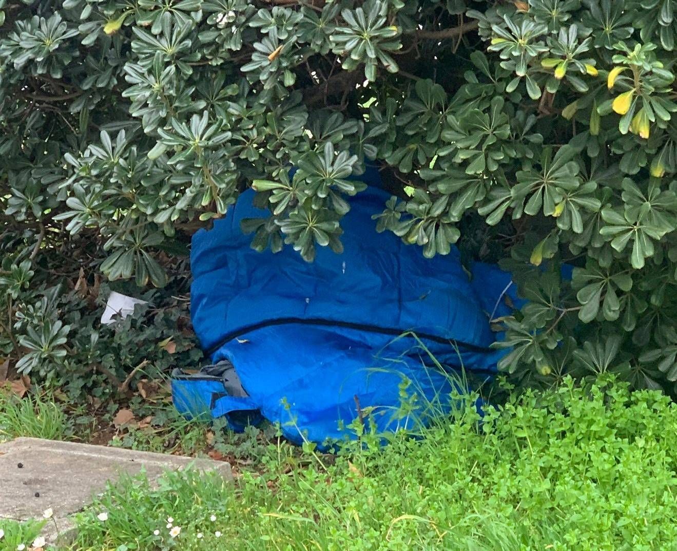 Sacco a pelo e giacca fuori dalla stazione