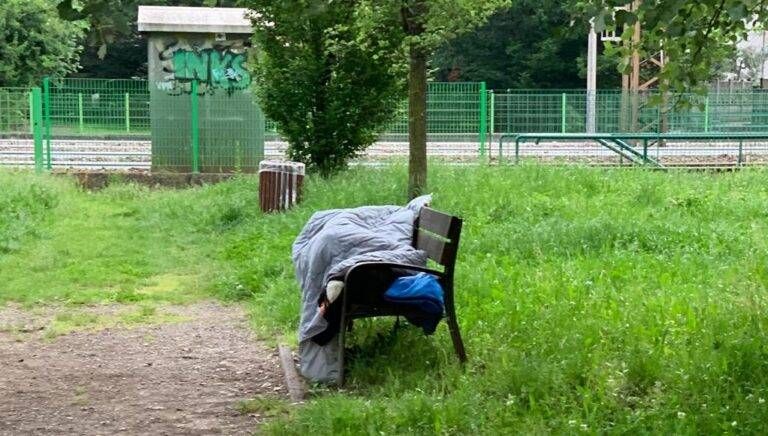 Caronno: ancora vagabondi che dormono in stazione Uomo dorme sulla panchina nei pressi della stazione 768x436