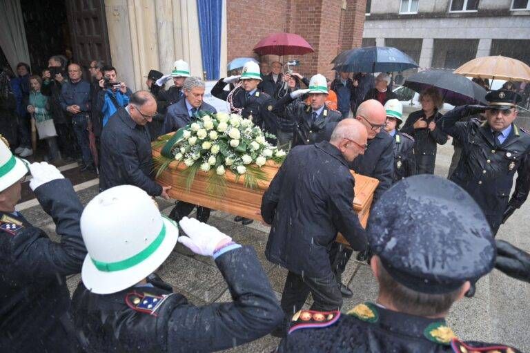 In tantissimi al funerale del sindaco di Castellanza morto dopo la celebrazione del 25 aprile funerale sindaco castellanza