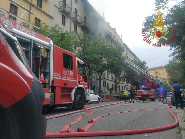 Incendio in autofficina a Milano, 3 persone trovate morte dai Vigili del fuoco | VIDEO milano incendio autofficina