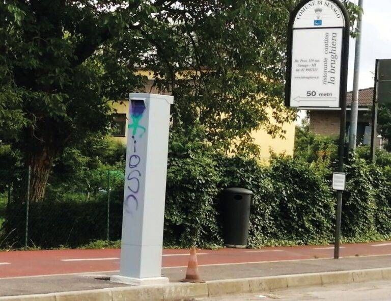 Senago, spray contro i nuovi T-red: vandalismo o protesta? Senago spray T-red vandalismo