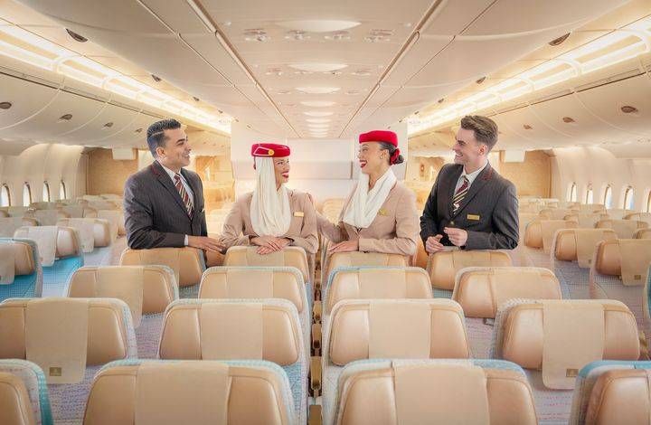 Lavoro, Emirates cerca 5000 assistenti di volo: 2500 euro al mese, alloggio e molti benefit lavoro emirates