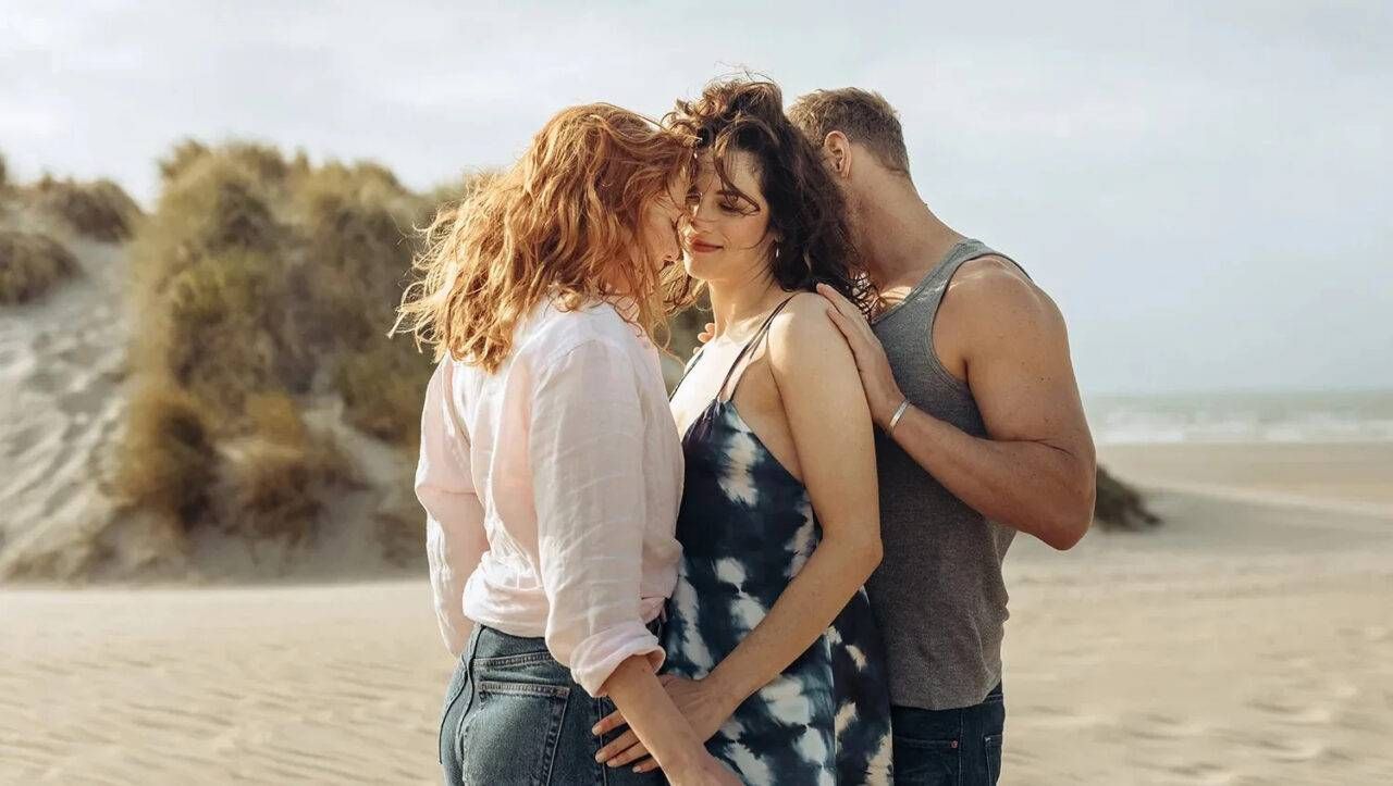 la coppia della porta accanto miniserie prima tv rai 2 sam heughan eleanor tomlinson 2 e1717663976273