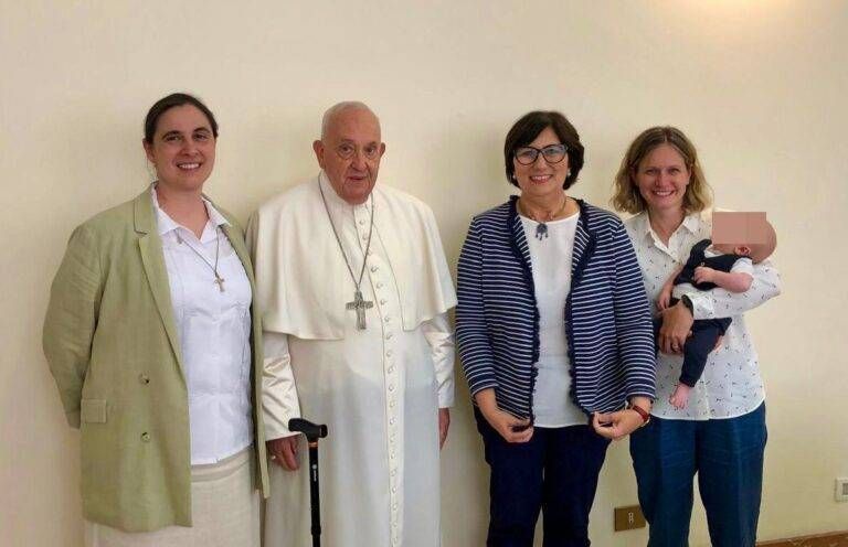 papa cogliate donne chiesa