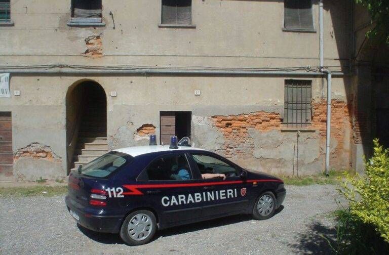 Bollate bambino distrae borseggiata