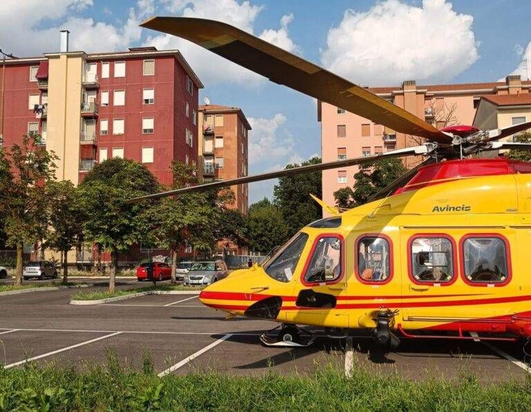 Elicottero di Areu a Garbagnate, soccorsi ad una donna precipitata da una palazzina | VIDEO elicottero garbagnate