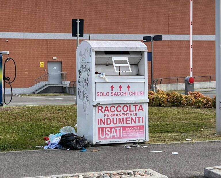 Gerenzano: “La raccolta dei vestiti porta solo degrado” degrado cassonetti vestiti 768x620