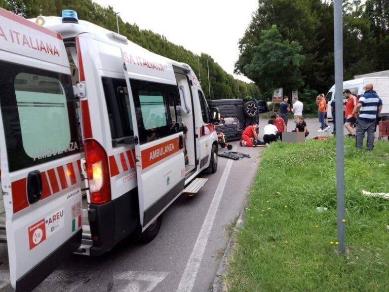 Incidente a Garbagnate, auto ribaltata, uomo in codice giallo a Niguarda incidente garbagnate ribaltata