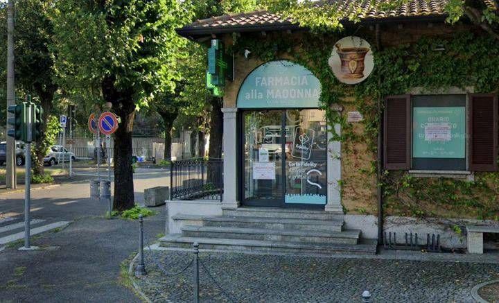 Barlassina, rapina nella farmacia del sindaco che resta ferito tentando di bloccare il malvivente Barlassina Farmacia rapina sindaco