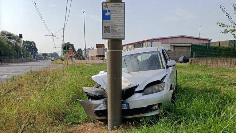 auto contro palo paderno 768x432
