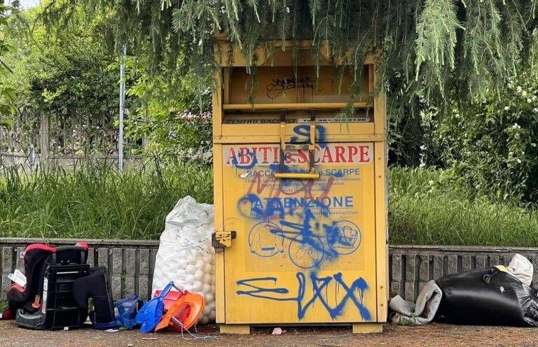 Gerenzano, scarica rifiuti abusivi: incastrato dalla foto-trappola container vestiti degrado 768x496