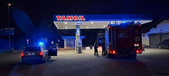 Paderno Dugnano: dispersione di combustibile, Vigili del fuoco al distributore sulla Milano-Meda distributore paderno