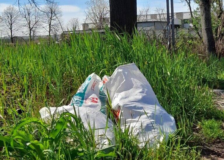 rifiuti con cartello via lazzaretto 768x549