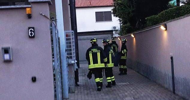 Bollate, caccia al serpente in via Nino Bixio Bollate caccia serpente Bixio