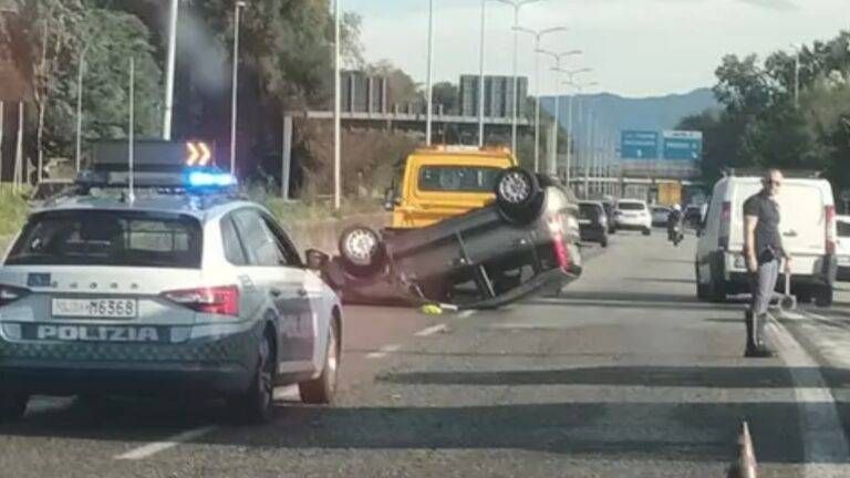 Milano-Meda, auto ribaltata tra Incirano e Paderno: conducente illesa IMG 8007 768x432