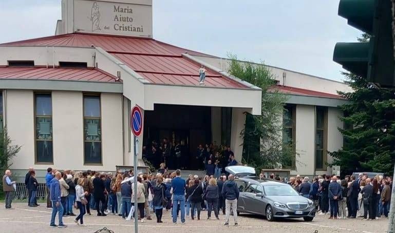 Arese, folla immensa per il funerale del medico morto nell’incidente a Paderno Dugnano arese funerale medico