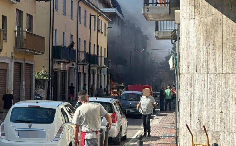 Incendio furgone in movimento a Limbiate: fumo e paura in strada incendio furgone limbiate