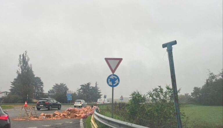 Carico di mattoni caduto in strada tra Saronno e Ceriano Laghetto, si è rischiato l’incidente carico mattoni saronno ceriano