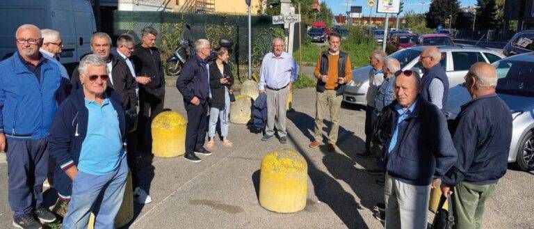 Baranzate, troppe code: protesta in strada dei residenti Baranzate code protesta residenti