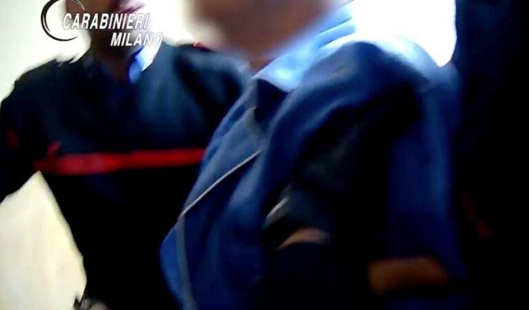 MIlano, carabinieri salvano anziano che tenta di gettarsi dal balcone | VIDEO carabinieri milano anziano