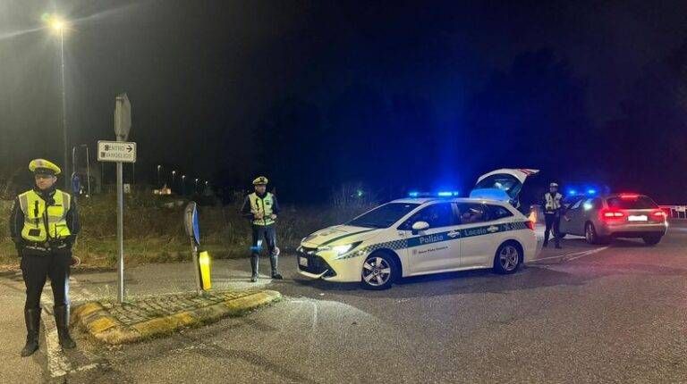 Guida sotto l’effetto di droga e trasporta 4 clandestini: arrestato dalla Polizia locale intercomunale polizia locale intercomunale guanzate