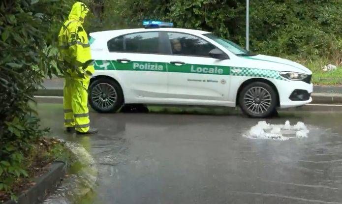 Maltempo: esondazione del Lambro a Milano, Vigili del fuoco nel Seveso a Paderno per ponteggio crollato Milano esondazione Lambro