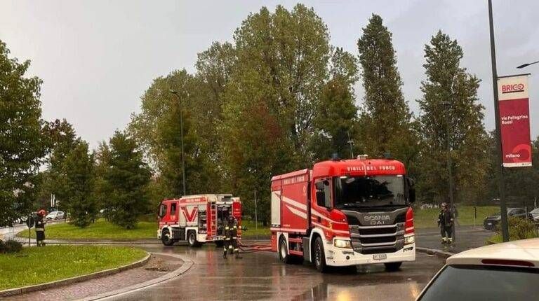 Milano-Meda allagata, veicolo in fiamme sulla Comasina, traffico in tilt verso Milano Comasina bloccata