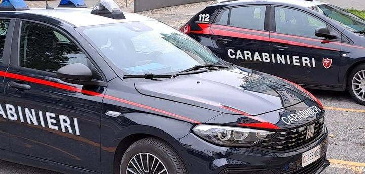 Lite per la viabilità, 53enne ferito con un taglierino davanti a un magazzino di Origgio carabinieri giorno strada